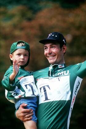 Erik Zabel (Deutschland Team Telekom), Punktbester der Sprintwertung, mit Sohn Rick Radsport Herren Tour de France 1998, Straßenradsport, Straße, Rad, Vdia Gruppe Paris Freude,