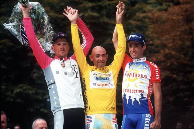 Gesamtwertung Tour de France 1998: Gesamtsieger Marco Pantani (Italien Mercatone Uno, Mitte) zwischen dem Zweitplatzierten Jan Ullrich (Deutschland Team Telekom, li.) und dem Drittplatzierten Bobby Julich (USA Cofidis) Radsport Herren Tour de France 1998, Straßenradsport, Straße, Rad, Vdia Gruppe Paris Freude,