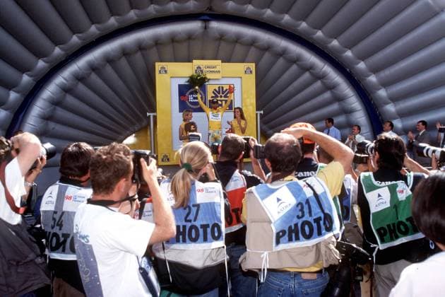 Dem führenden in der Gesamtwertung, Marco Pantani (Italien Mercatone Uno), gilt bei der Siegerehrung die ganze Aufmerksamkeit der Fotografen Radsport Herren Tour de France 1998, Straßenradsport, Straße, Rad, Vdia Totale 16. Etappe: Vizille - Albertville