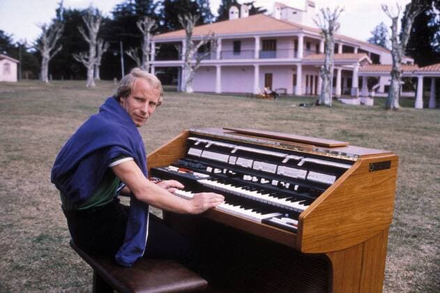 Berti Vogts (BR Deutschland) heizt im Mannschaftsquartier mit seinem Orgelspiel kräftig ein Fußball WM Herren Weltmeisterschaft 1978, Nationalmannschaft, Nationalteam, BRD Einzelbild Quartier, Mannschaftsquartier, Unterkunft, Hotel Ascochinga, Mannschaftshotel,Mannschaftsunterkunft