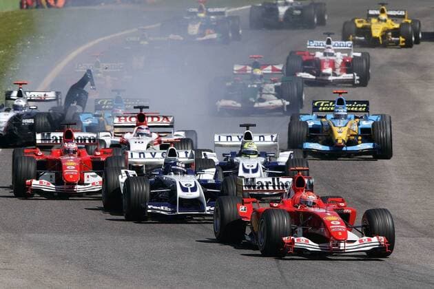 Start zum Großen Preis von San Marino in Imola 2004: Michael Schumacher (Deutschland Ferrari) vor Juan Pablo Montoya (Kolumbien BMW-Williams); dahinter kracht Coulthard (Schottland McLaren-Mercedes) mit Alonso (Spanien Renault) zusammen Motorsport Grand Prix Herren Großer Preis von San Marino 2004, Formel 1 Weltmeisterschaft, F1, F, GP, WM Totale Imola Dynamik
