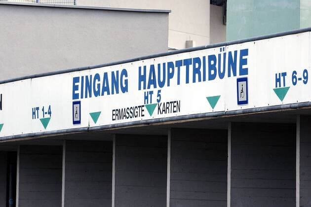 Eingangsbereich für die Haupttribüne des Frankenstadions - Spielstätte des 1. FC Nürnberg Fußball 2. BL Herren Saison 2003 2004, 1. FC Nürnberg Einzelbild Frankenstadion Nürnberg