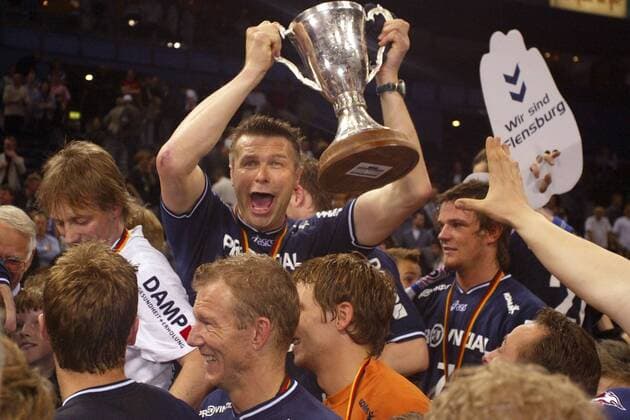 Co-Trainer Bogdan Wenta (Flensburg, Mitte) jubelt mit dem Siegerpokal Handball 1. BL Herren DHB-Pokal 2003 2004, Pokalspiel, Top Four Turnier, Finalrunde, Endrunde, Final 4, Finale, Endspiel Gruppe Hamburg Freude, Begeisterung,