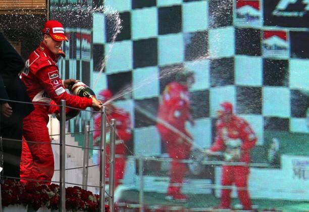 Michael Schumacher (Deutschland Ferrari) genießt die Sektdusche nach seinem Sieg beim Großen Preis von Spanien 2004 Motorsport Grand Prix Herren Großer Preis von Spanien 2004, Formel 1 Weltmeisterschaft, F1, F, GP, WM, Vdig Totale Circuit de Catalunya Barcelona Freude, Begeisterung,