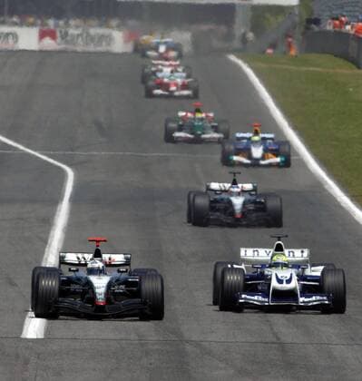 David Coulthard (Schottland McLaren-Mercedes, li.) wird am Ende der Start- und Zielgeraden von Ralf Schumacher (Deutschland BMW-Williams) angegriffen Motorsport Grand Prix Herren Großer Preis von Spanien 2004, Formel 1 Weltmeisterschaft, F1, F, GP, WM, Vdig Totale Circuit de Catalunya Barcelona Kampf,