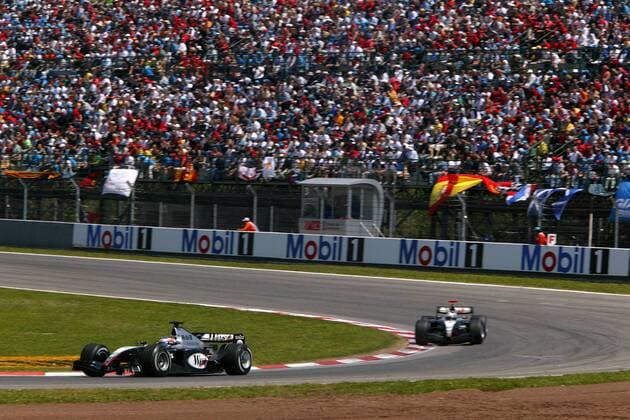 Kimi Räikkönen (Finnland) und Teamkollege Coulthard (Schottland beide McLaren-Mercedes) vor der voll besetzten Tribüne Motorsport Grand Prix Herren Großer Preis von Spanien 2004, Formel 1 Weltmeisterschaft, F1, F, GP, WM, Vdig Totale Circuit de Catalunya Barcelona