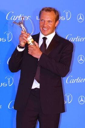 Hermann Maier (Österreich) präsentiert den Laureus World Sports Awards 2004 für das Comeback des Jahres Alpiner Skilauf Herren Laureus World Sports Awards 2004, Sportlerwahl, Ehrung, Sportlerehrung, Sportlerauszeichnung, Vdig Einzelbild Award Estoril Freude,