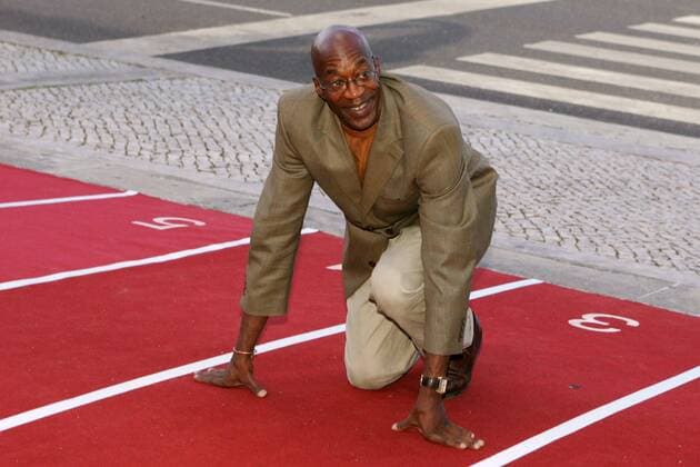 Edwin Moses (USA) demonstriert anlässlich der Verleihung des Laureus World Sports Awards 2004 seine Starthocke vergangener Jahre Leichtathletik Herren Laureus World Sports Awards 2004, Sportlerwahl, Ehrung, Sportlerehrung, Sportlerauszeichnung, Vdig Einzelbild Award Estoril