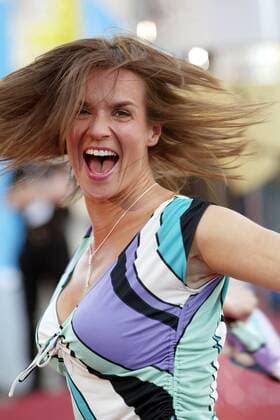 Katarina Witt (Deutschland) geht die Verleihung des Laureus World Sports Awards 2004 äußerst schwungvoll an Eiskunstlauf Damen Laureus World Sports Awards 2004, Sportlerwahl, Ehrung, Sportlerehrung, Sportlerauszeichnung, Vdig Einzelbild Award Estoril Dynamik, Freude, Begeisterung,