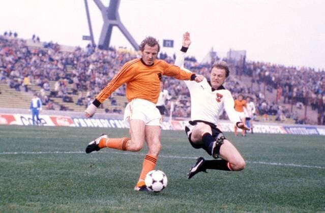 Rene van de Kerkhof (li., Niederlande) gegen Erich Obermayer (Österreich) Fußball WM Herren Weltmeisterschaft 1978, Länderspiel, Zwischenrunde, Gruppe A, Nationalmannschaft, Nationalteam Gruppe Holland - Österreich 5:1 Cordoba Dynamik,