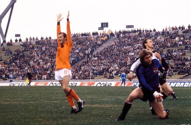 Willy van de Kerkhof (li., Niederlande) - Torjubel, Robert Sara (re.) und Torwart Friedrich Koncilia (beide Österreich) sind geschlagen Fußball WM Herren Weltmeisterschaft 1978, Länderspiel, Zwischenrunde, Gruppe A, Nationalmannschaft, Nationalteam Gruppe Holland - Österreich 5:1 Cordoba Begeisterung, Freude,