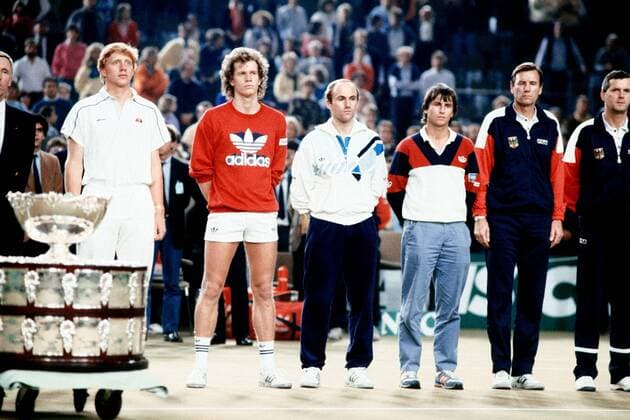 Das deutsche Daviscupteam enttäuscht während der Siegerehrung - v.li.: Boris Becker, Michael Westphal, Andreas Maurer, Hans-Jörg Schwaier, Teamchef Niki Pilic und Trainer Wilhelm Bungert ignorieren die Daviscup-Trophäe Tennis Herren Davis Cup 1985, Daviscup, Daviscupteam, Halle, Indoor, Hallentennis, Hallenturnier, Finale, Vdia Gruppe München Enttäuschung,