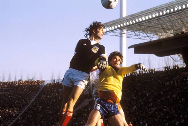 Joe Jordan (li., Schottland) gegen Torwart Jan Jongbloed (Niederlande) Fußball WM Herren Weltmeisterschaft 1978, Länderspiel, Gruppenspiel, Gruppe 4, Nationalmannschaft, Nationalteam, Gruppe Schottland - Holland 3:2 Mendoza Dynamik, Kampf,