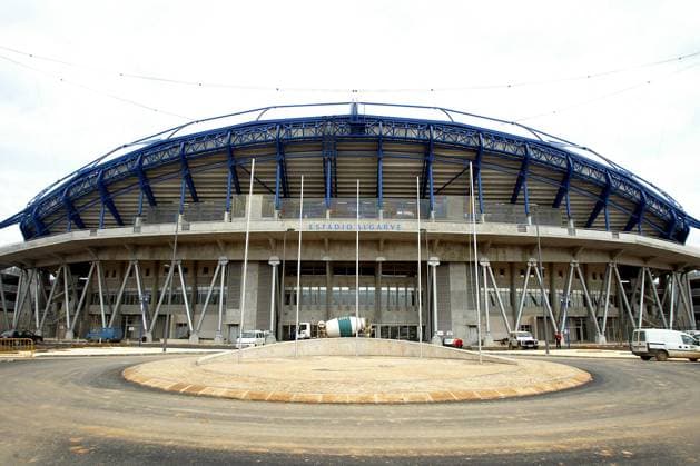 Außenbereich des Estadio Algarve - Spielstätte der Europameisterschaft 2004 in Portugal Fußball EM Herren Vorschau Euro 2004, Europameisterschaft, Austragungsort, Austragungsorte, Wettkampfstätte Einzelbild Estadio Algarve Faro