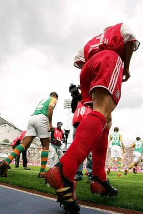 Die Teams aus Bayern und Bremen betreten zum Saisonendspiel den Platz Fußball 1. BL Herren Saison 2003 2004, FC Bayern München - SV Werder Bremen 1:3, Vdig Gruppe München