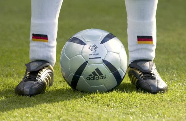 Ein Fußballer in Deutschland-Stutzen mit dem Adidas Roteiro Ball - offizieller Spielball der Europameisterschaft 2004 - MODEL RELEASED Fußball EM Herren Vorschau Europameisterschaft 2004, Nationalmannschaft, Nationalteam Einzelbild EURO