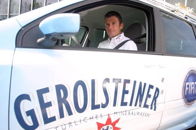 Sportlicher Leiter Udo Bölts (Deutschland Gerolsteiner) in einem Mannschaftswagen Radsport Herren Rund um den Henninger Turm 2004, Straßenradsport, Straße, Rad, Shooting, Fotoshooting, Fototermin, Einzelbild Mineralwasser Frankfurt M.
