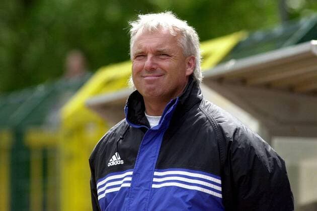 Trainer Peter Vollmann (Kiel) gut gelaunt Fußball Herren Regionalliga Nord 2003 2004, 3. Liga, Paderborn - Holstein Kiel 3:1 Einzelbild Paderborn