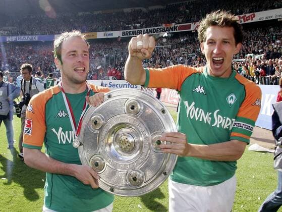 Fabian Ernst (li.) und Frank Baumann (beide Bremen) präsentieren die Meisterschale Fußball 1. BL Herren Saison 2003 2004, SV Werder Bremen, Deutscher Meister, Deutsche Meisterschaft, Meisterfeier Gruppe Bremen Freude, Begeisterung,