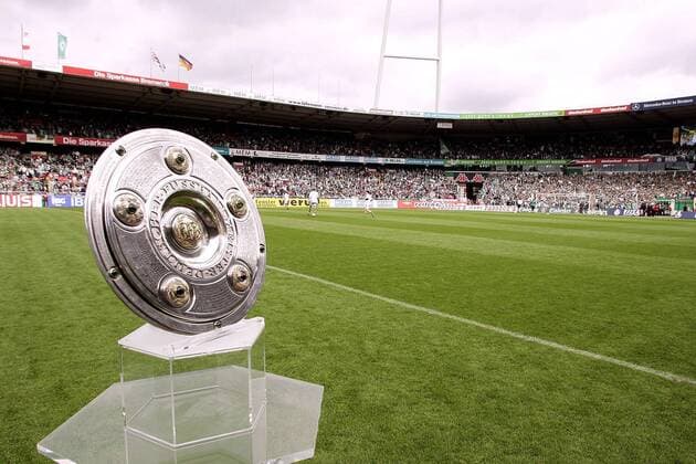 Die Meisterschale wartet im Bremer Weserstadion auf den Deutschen Meister SV Werder Fußball 1. BL Herren Saison 2003 2004, SV Werder Bremen, Deutscher Meister, Deutsche Meisterschaft, Meisterfeier Totale Weserstadion Bremen