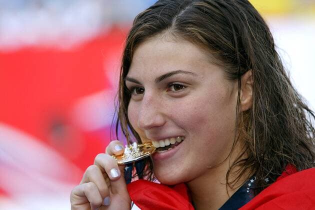 Europameisterin Mirna Jukic (Österreich) prüft die Echtheit ihrer Goldmedaille Schwimmen EM Damen Europameisterschaft 2004, Schwimmsport, 200m Brust, Brustschwimmen, 200 m, Meter, Vdig Einzelbild Madrid Freude,