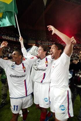 Florent Malouda (li.), Edmilson (Mitte) und Giovane Elber (alle Lyon) feiern die frühzeitig gesicherte Meisterschaft Fußball Herren Ligue Une 2003 2004, 1. Französische Liga, Paris - Olympique Lyonnais 1:0, OL Gruppe Paris Glück, Begeisterung, Freude,  