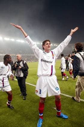 Edmilson (Lyon) feiert die frühzeitig gesicherte Meisterschaft Fußball Herren Ligue Une 2003 2004, 1. Französische Liga, Paris - Olympique Lyonnais 1:0, OL Einzelbild Paris Begeisterung, Freude,  