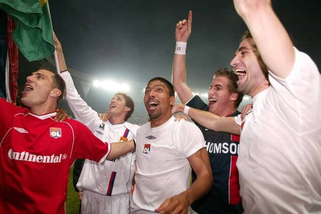 Torwart Remy Vercoutre, Edmilson, Giovane Elber, Julien Viale und Jeremy Berthod (alle Lyon) feiern die frühzeitig gesicherte Meisterschaft Fußball Herren Ligue Une 2003 2004, 1. Französische Liga, Paris - Olympique Lyonnais 1:0, OL Gruppe Paris Glück, Begeisterung, Freude,  