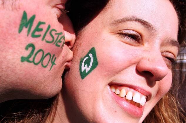 Fußball, SV Werder Bremen, Deutscher Meister 2004 Meisterküsschen: Bremer Fan gibt seiner Freundin ein Kuß auf die mit dem Vereinsemblem bemalte Wange Fußball 1. BL Herren Saison 2003 2004, SV Werder Bremen, Deutscher Meister, Deutsche Meisterschaft, Meisterfeier, Vdig Gruppe Bremen Freude,