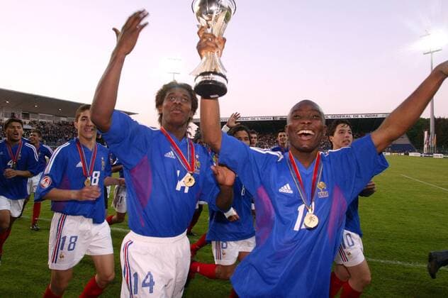 Kevin Constant (li.) und Ognadon Akakpo (beide U17 Frankreich) mit dem Europameisterpokal Fußball EM Herren U 17-Europameisterschaft 2004, Länderspiel, Finale, Endspiel, Nationalmannschaft, Nationalteam Gruppe Chateauroux Glück, Begeisterung, Freude,  