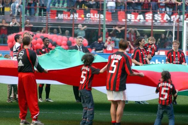 Die Meisterfeier des AC Milan im Charakter einer großen Familienfeier, u.a. v.li.: Clarence Seedorf, Trainer Carlo Ancelotti, Fernando Redondo mit seinen Kindern, Paolo Maldini mit seinem Sohn und Jon Dahl Tomasson Fußball Herren Serie A 2003 2004, 1. Italienische Liga, AC Mailand Gruppe Mailand