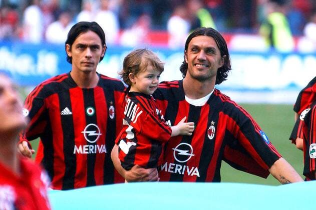 Paolo Maldini (re.) mit seinem Sohn Daniel auf dem Arm und Filippo Inzaghi (beide Milan) auf der Meisterfeier Fußball Herren Serie A 2003 2004, 1. Italienische Liga, AC Mailand Gruppe Mailand Freude,