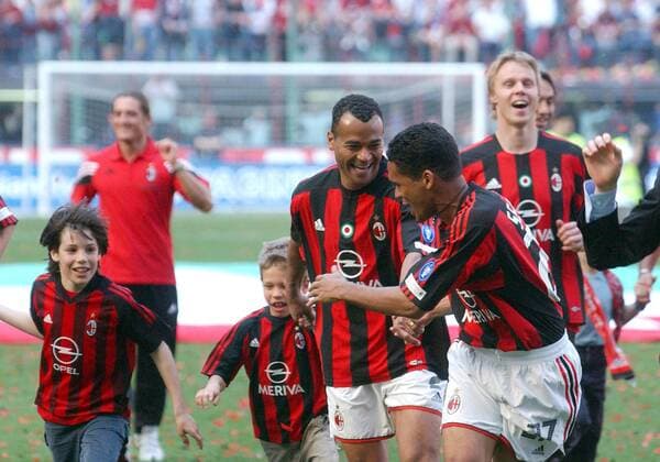 Serginho (re.) und Cafu (beide Milan) feiern ausgelassen die 17. Meisterschaft Fußball Herren Serie A 2003 2004, 1. Italienische Liga, AC Mailand Gruppe Mailand