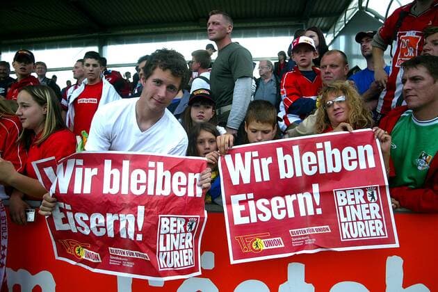 Wir bleiben Eisern! zeigen die Union Fans und unterstützen die Aktion Bluten für Union Fußball 2. BL Herren Saison 2003 2004, 1. FC Union Berlin, Fanaktion Gruppe Berlin