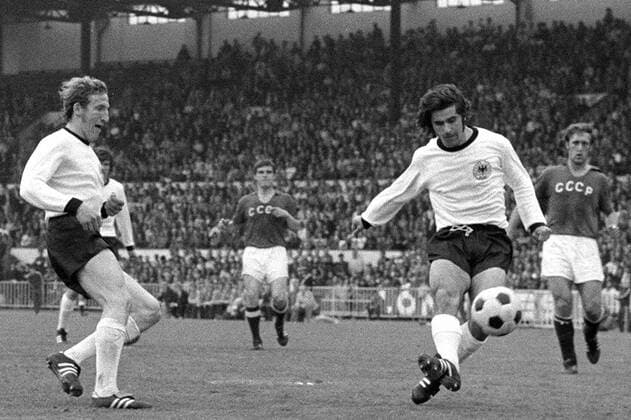 Gerd Müller (re.) zieht ab und besorgt das 3:0, Hans-Georg Schwarzenbeck (beide BR Deutschland) schaut zu Fußball EM Herren Europameisterschaft 1972, Länderspiel, Finale, Endspiel, Nationalmannschaft, Nationalteam Gruppe BRD - UdSSR 3:0, SU, Sowjetunion Brüssel Dynamik,