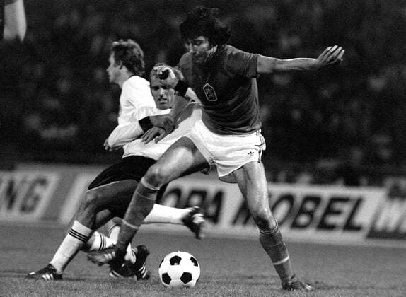Fußball, EM Finale 1976 in Belgrad, Tschechoslowakei - Deutschland 5:3 i. E Anton Ondrus (re., Tschechoslowakei) am Ball gegen Erich Beer (BR Deutschland) Fußball EM Herren Europameisterschaft 1976, Länderspiel, Finale, Endspiel, Nationalmannschaft, Nationalteam Gruppe CSSR - BRD 7:5 n.E. Belgrad Dynamik,