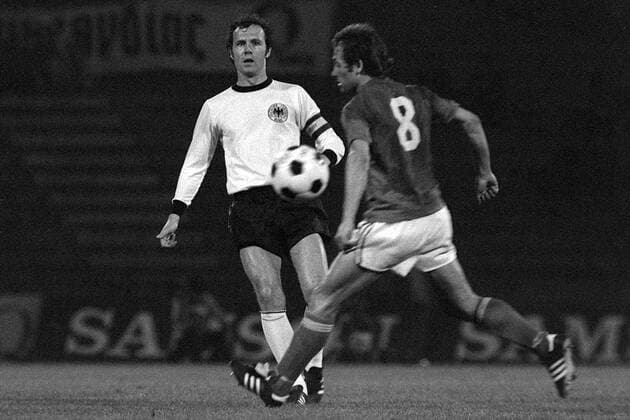 Fußball, EM Finale 1976 in Belgrad, Tschechoslowakei - Deutschland 5:3 i. E Franz Beckenbauer (li., BR Deutschland) gegen Jozef Moder (Tschechoslowakei) Fußball EM Herren Europameisterschaft 1976, Länderspiel, Finale, Endspiel, Nationalmannschaft, Nationalteam Gruppe CSSR - BRD 7:5 n.E. Belgrad Dynamik,