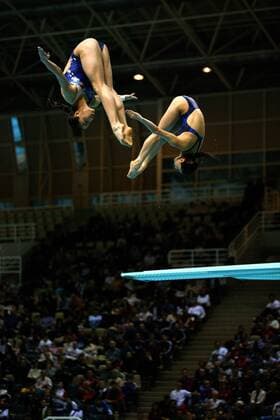 Minxia Wu und Jingjing Guo (beide China) in der Luft Wasserspringen Damen Weltcup 2003 2004, Synchronspringen, Kunstspringen, Worldcup, World, Welt-Cup, WC Gruppe Athen