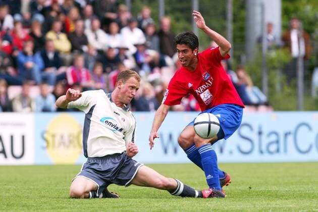 Timo Rost (Cottbus, li.) gegen Elton da Costa (Haching) Fußball 2. BL Herren Saison 2003 2004, SpVgg Unterhaching - FC Energie Cottbus 2:0, Vdig Gruppe Unterhaching Dynamik, Kampf,