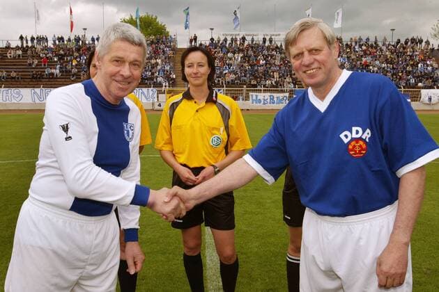 Wolfgang Abraham (li., Magdeburg) und Bernd Bransch (DDR) - Begrüßung zum Jubiläumsspiel zum 30. Jahrestag des Sieges im Europapokal der Pokalsieger Fußball Herren Jubiläumsspiel 2004, Traditionsspiel, 1. FC Magdeburg, Jubiläum, Traditionsteam, Vdig Gruppe 1. FC Magdeburg - DDR Traditionsmannschaft 3:3 Magdeburg, Traditionsmannschaft, Ehemalige