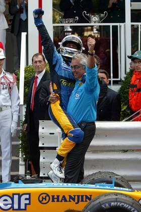 Sieger Jarno Trulli (li.) feiert in den Armen von Teamchef Flavio Briatore (beide Italien Renault) seinen ersten Formel 1 Sieg Motorsport Grand Prix Herren Großer Preis von Monaco 2004, Formel 1 Weltmeisterschaft, F1, F, GP, WM Gruppe Circuit de Monaco Monte Carlo Freude, Begeisterung,