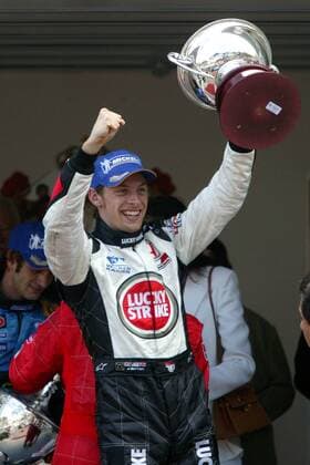 Der Zweitplatzierte Jenson Button (England BAR-Honda) mit Pokal Motorsport Grand Prix Herren Großer Preis von Monaco 2004, Formel 1 Weltmeisterschaft, F1, F, GP, WM Einzelbild Circuit de Monaco Monte Carlo Freude, Begeisterung,