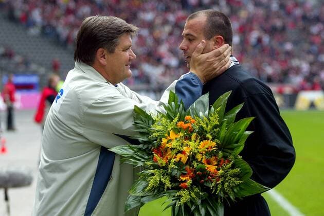 Trainer Hans Meyer (li.) verabschiedet Torwart Gabor Kiraly (beide Hertha) Fußball 1. BL Herren Saison 2003 2004, Hertha BSC Berlin Gruppe Berlin