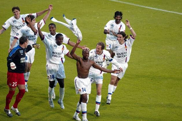 Sidney Govou (vorn) Torjubel mit seinen Teamkollegen, v.li.: Ersatztorwart Remy Vercoutre, Edmilson, Juninho, Florent Malouda, Pegguy Luyindula, Patrick Müller, Jeremy Berthod, Vikash Dhorasoo Fußball Herren Ligue Une 2003 2004, 1. Französische Liga, Olympique Lyonnais, OL Gruppe Lyon Begeisterung, Freude,