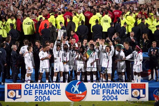 Champion de France 2004 Olympique Lyonnais - Juninho präsentiert die Meistertrophäe Fußball Herren Ligue Une 2003 2004, 1. Französische Liga, Olympique Lyonnais, OL, Vereinsemblem, Vereinslogo Totale Lyon Glück, Begeisterung, Freude,  