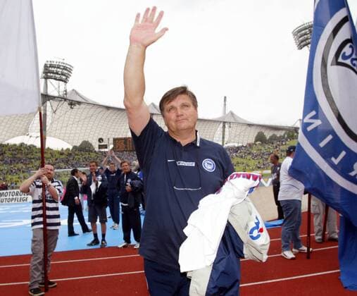 Trainer Hans Meyer (Hertha) winkt den Fans Fußball 1. BL Herren Saison 2003 2004, München - Hertha BSC Berlin 1:1 Einzelbild München