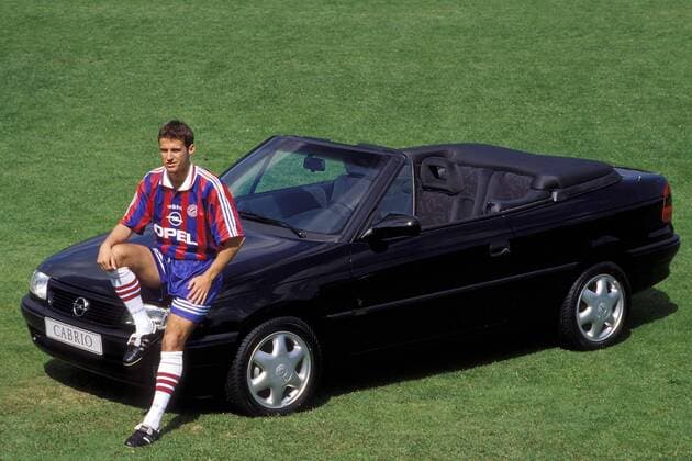 Mehmet Scholl (Bayern) posiert auf einem Opel Astra Cabrio Fußball 1. BL Herren DEUTSCHSPRACHIGE SPORTZEITSCHRIFTEN UND -ZEITUNGEN NUR NACH RÜCKSPRACHE, Saison 1996 1997 Einzelbild München