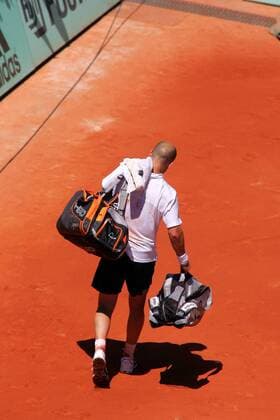 Andre Agassi (USA) muss die Taschen schon nach der ersten Runde packen Tennis Herren French Open 2004, Grand Slam, ATP-Tour, Sand, Sandplatz, Sandplatztennis, Sandplatzturnier Einzelbild Roland Garros Paris Enttäuschung  