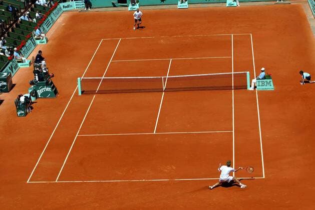Jerome Haehnel (Frankreich, unten) gegen Andre Agassi (USA) Tennis Herren French Open 2004, Grand Slam, ATP-Tour, Sand, Sandplatz, Sandplatztennis, Sandplatzturnier Totale Roland Garros Paris  