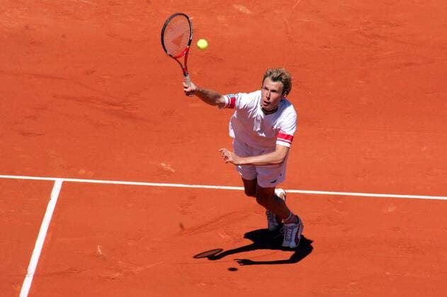 Jerome Haehnel (Frankreich) - Schmetterball Tennis Herren French Open 2004, Grand Slam, ATP-Tour, Sand, Sandplatz, Sandplatztennis, Sandplatzturnier Einzelbild Roland Garros Paris Dynamik,  